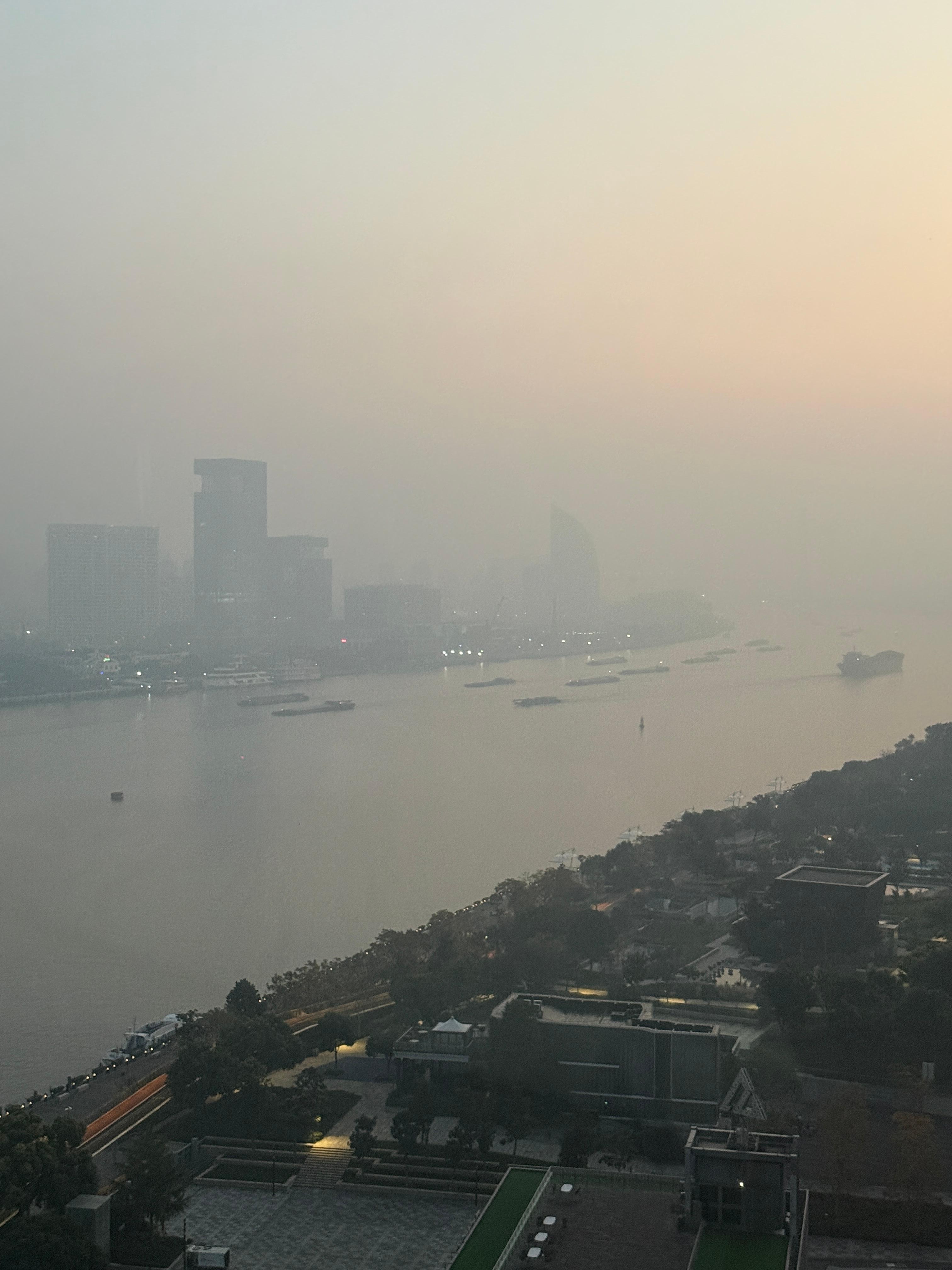 Una procesión constante de barcos y barcazas