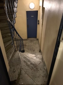 L’escalier étroit et horrible, qui mène au studio