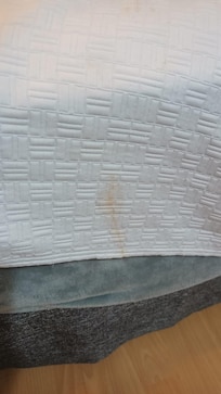 Cubrecamas sucio de sangre