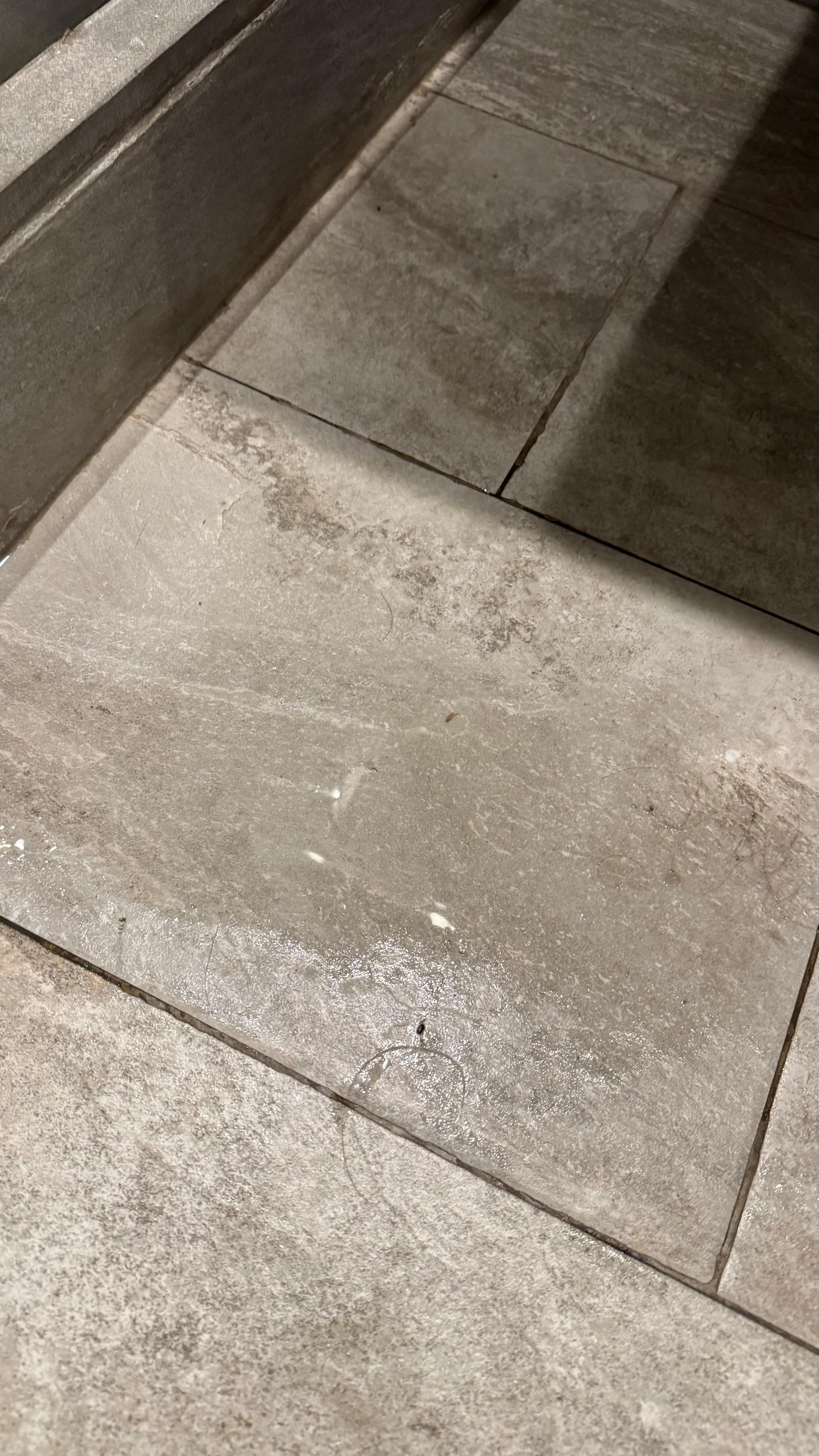 5 minutes après une douche de deux minutes. Une piscine. 