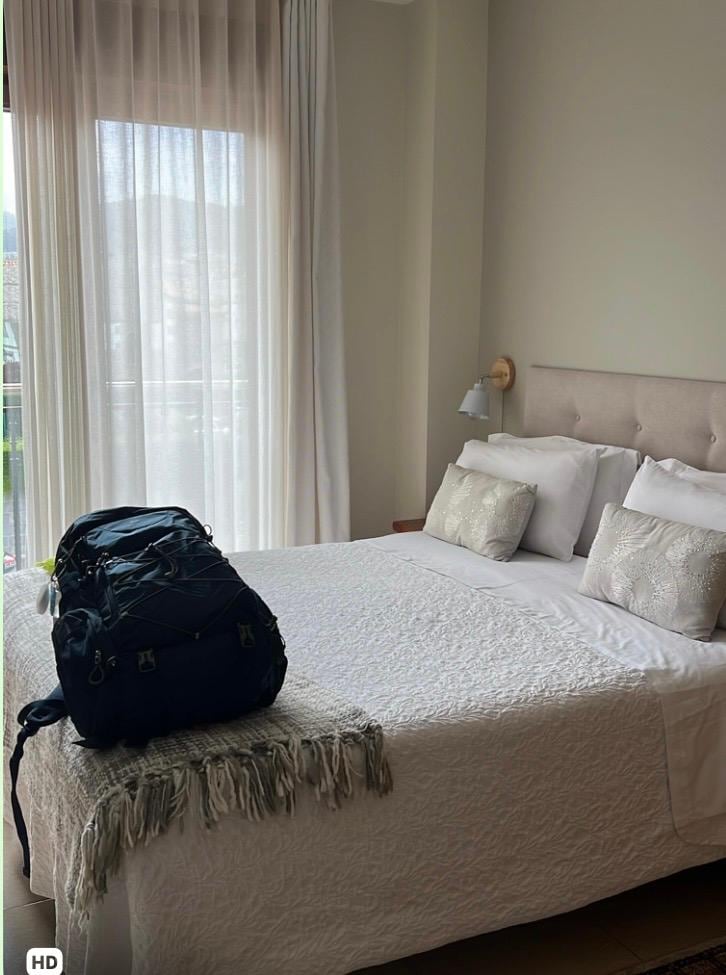 The room was as impeccable as the picture. Cozy bed and nice fresh blankets. 