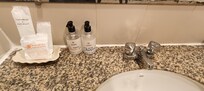 アメニティは、シャンプー、Soapgel、歯磨き。