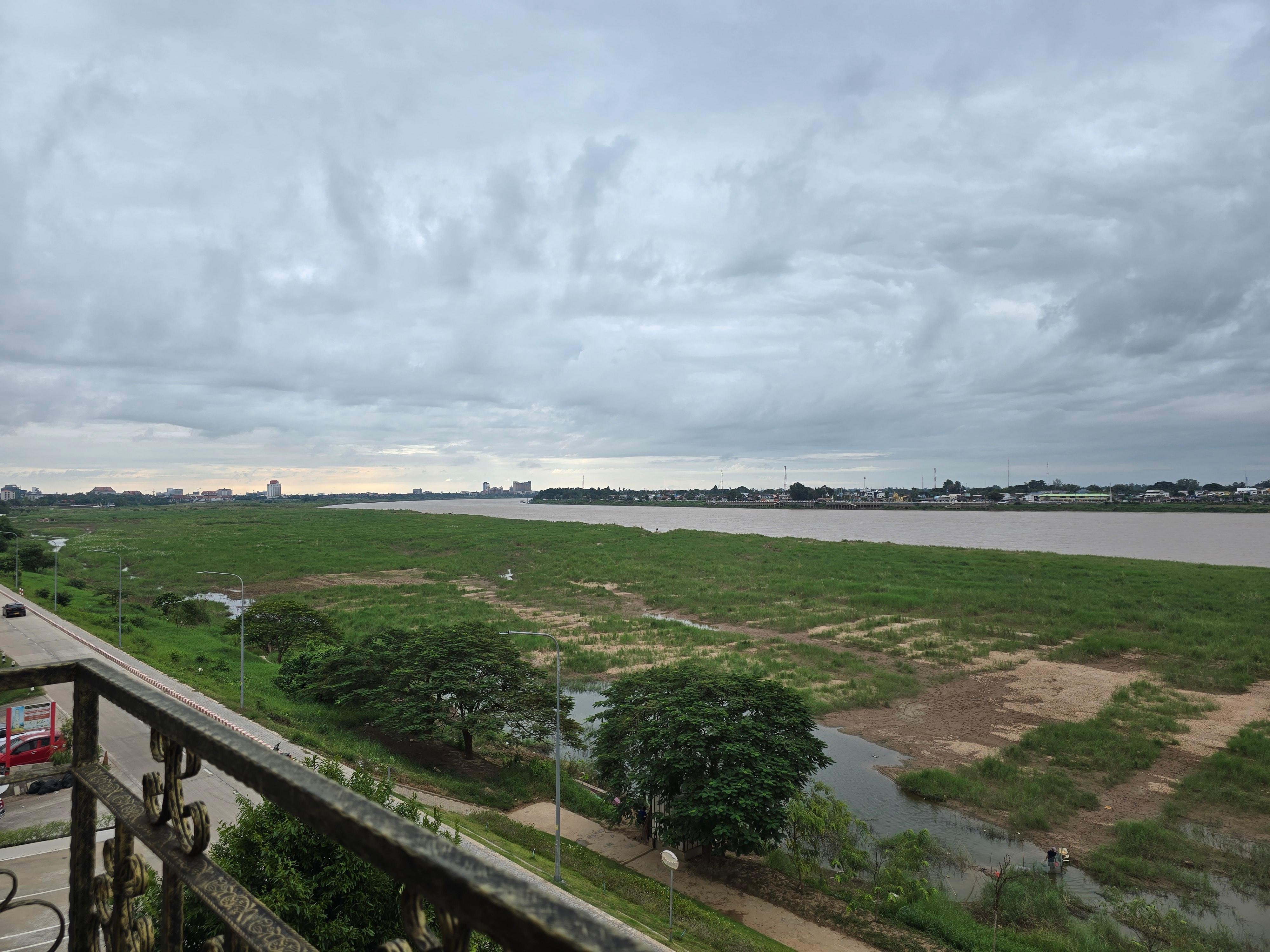 발코니에서 본 메콩강 풍경