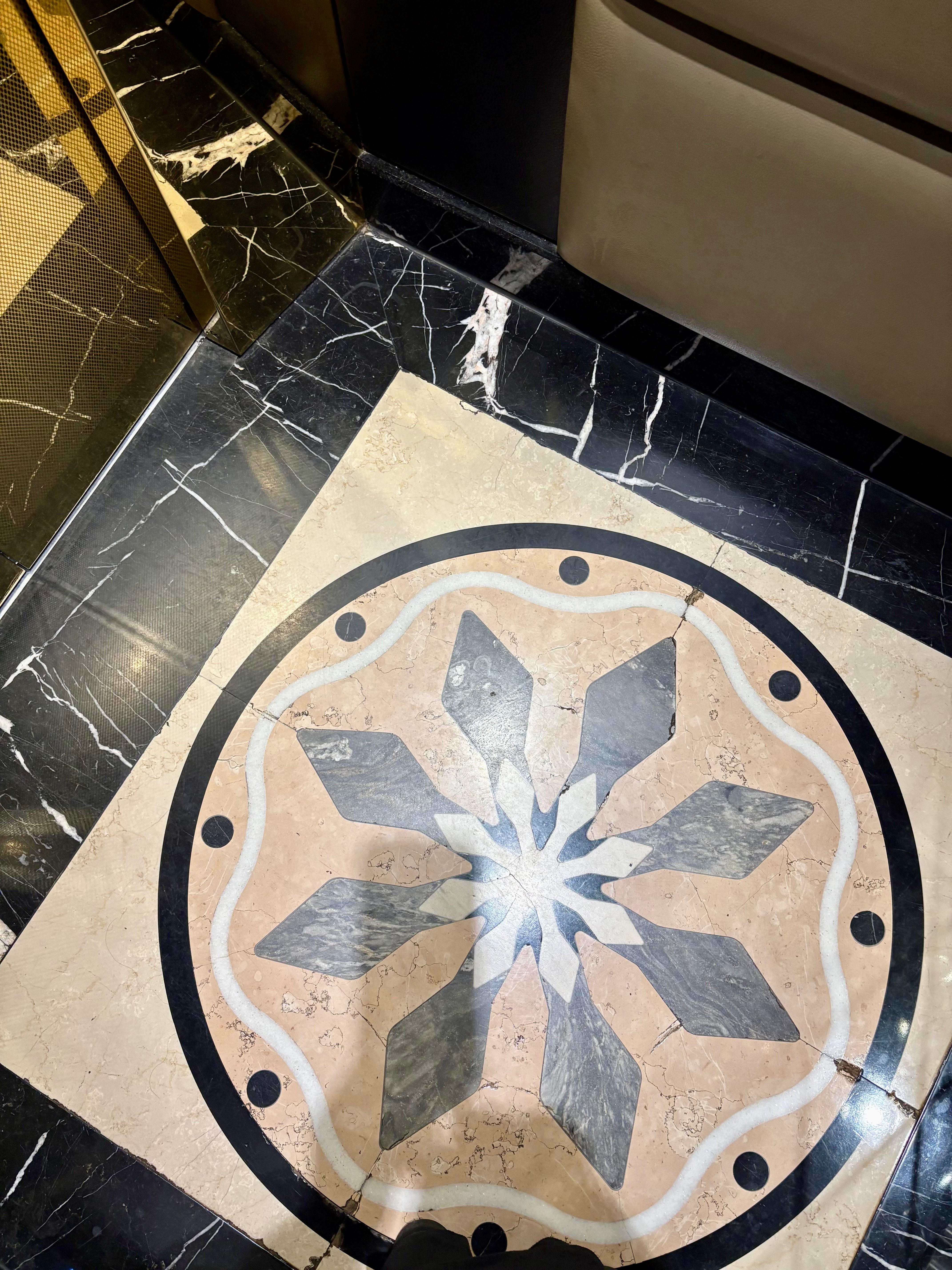 エレベーターの中の床