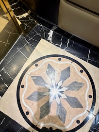 エレベーターの中の床