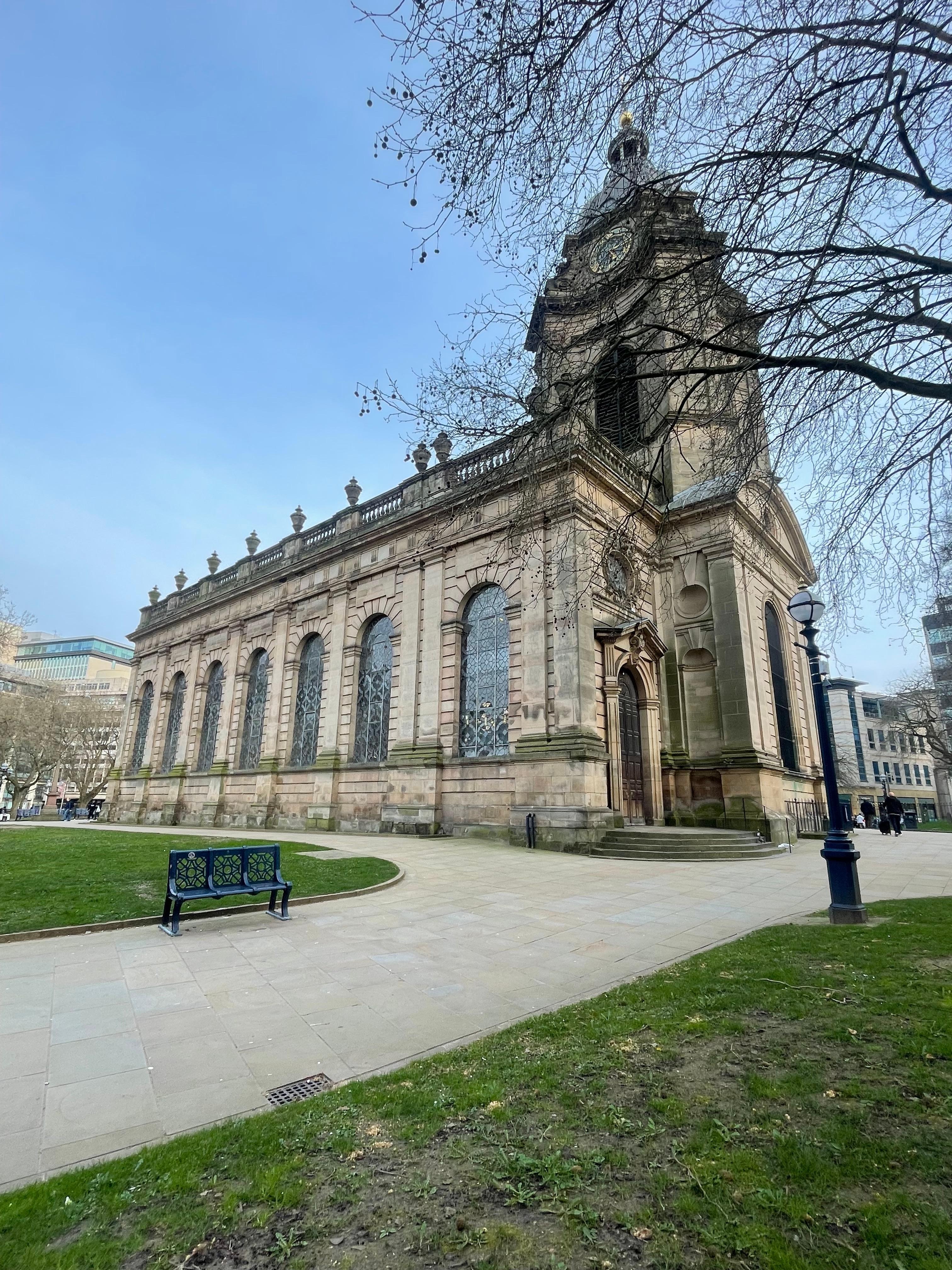 Birmingham Cathedral mitt emot hotellet.