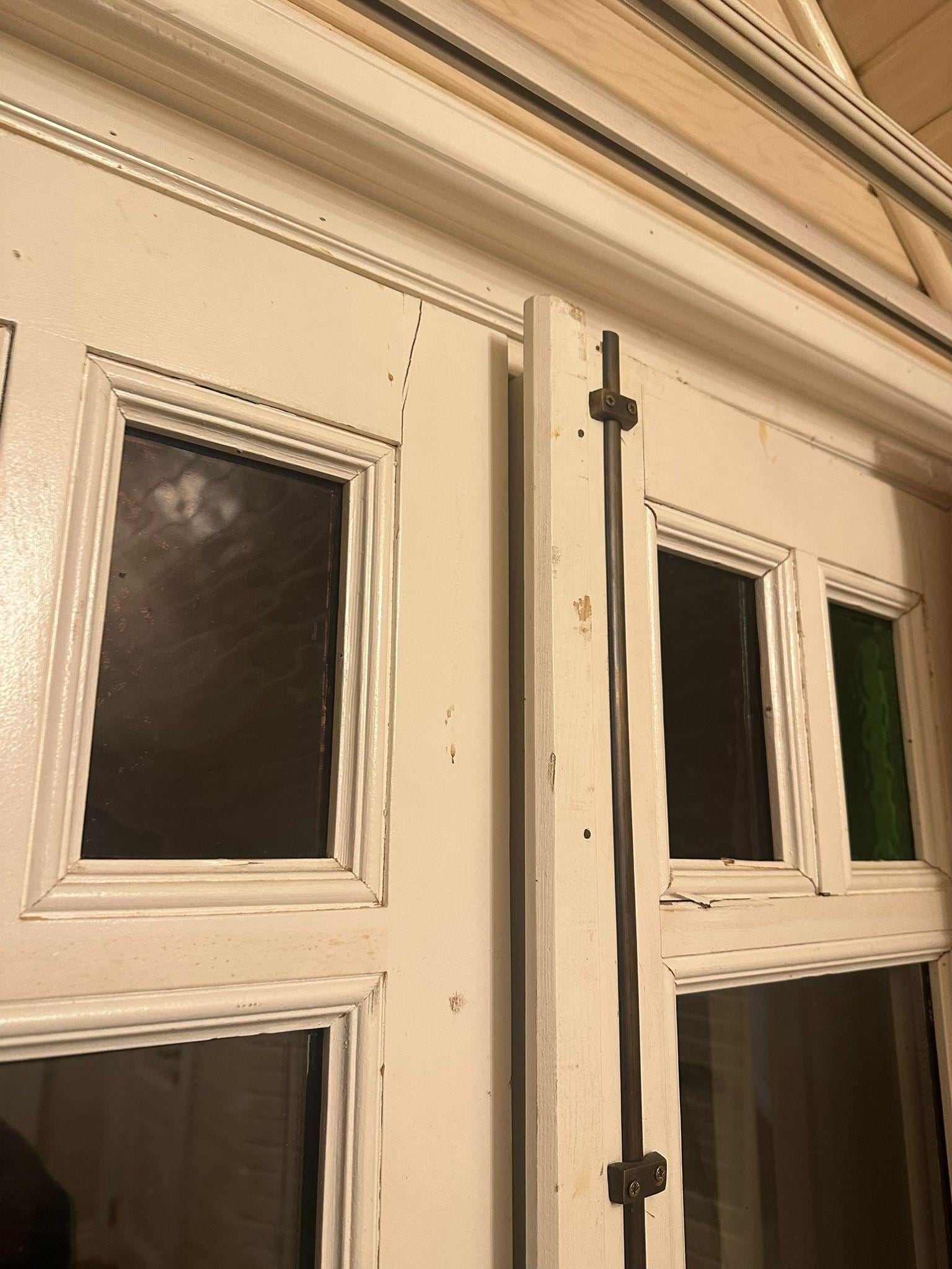 Gece boyunca soğuğa maruz kalmaya yol açan kapanmayan pencere.