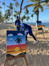 They offer free classes to paint on the beach!