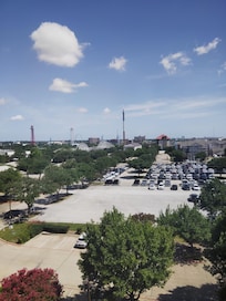 From the top floor 6th you can see Six Flags.