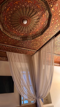 (ceiling detail with canopy)
Art above you, in every sense. The hand-crafted ceiling is a masterpiece—every detail telling a story, every pattern reflecting centuries of artistry.