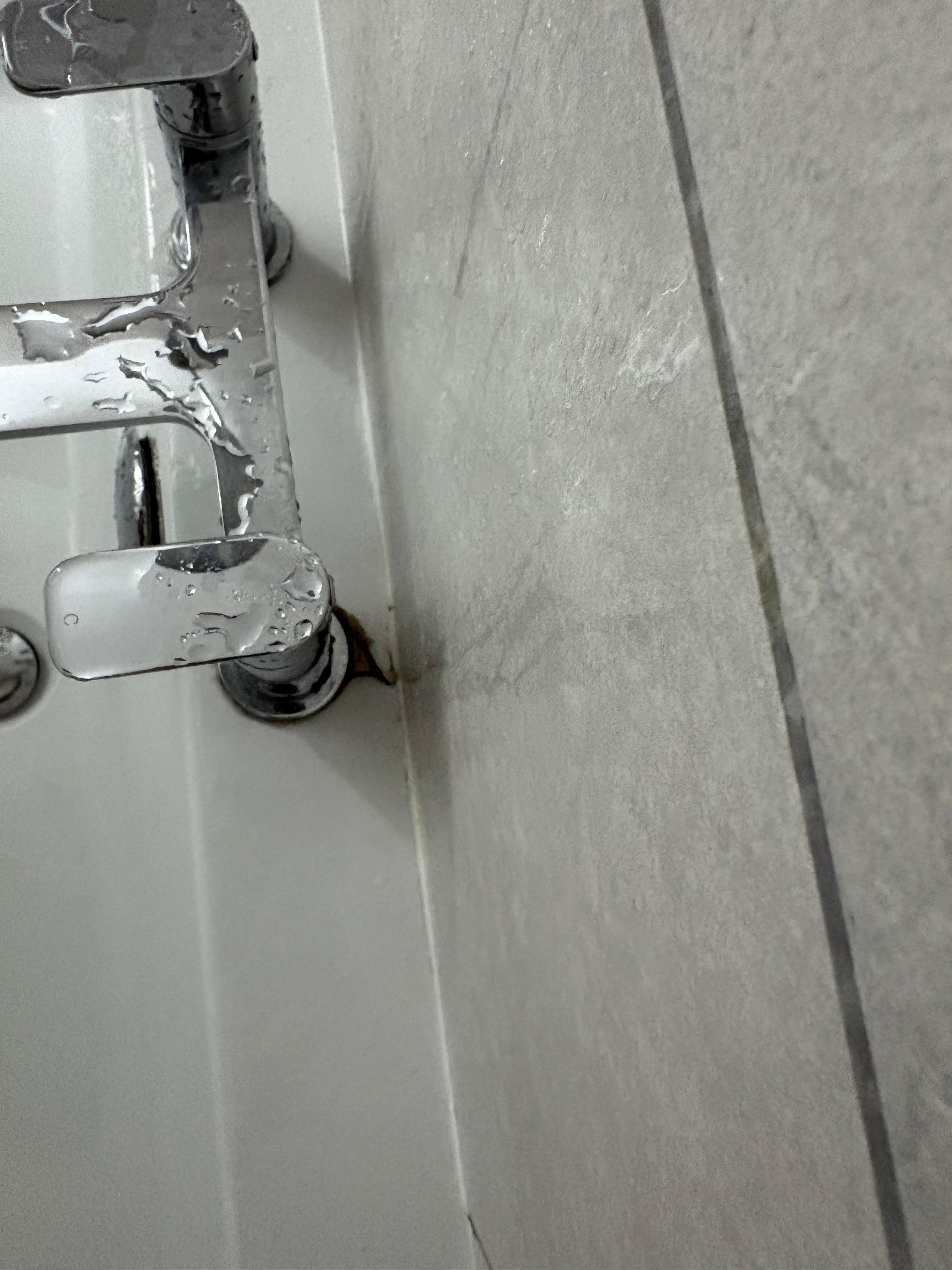 Massive wad of air around the bathtub tap and the drain plug was also broken. 