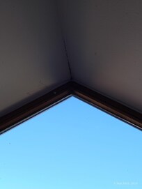 Schimmelbildung Fenster Im Wohnraum.
Kein Sonnenschutz an den Fenstern bzw. Dachfenstern.