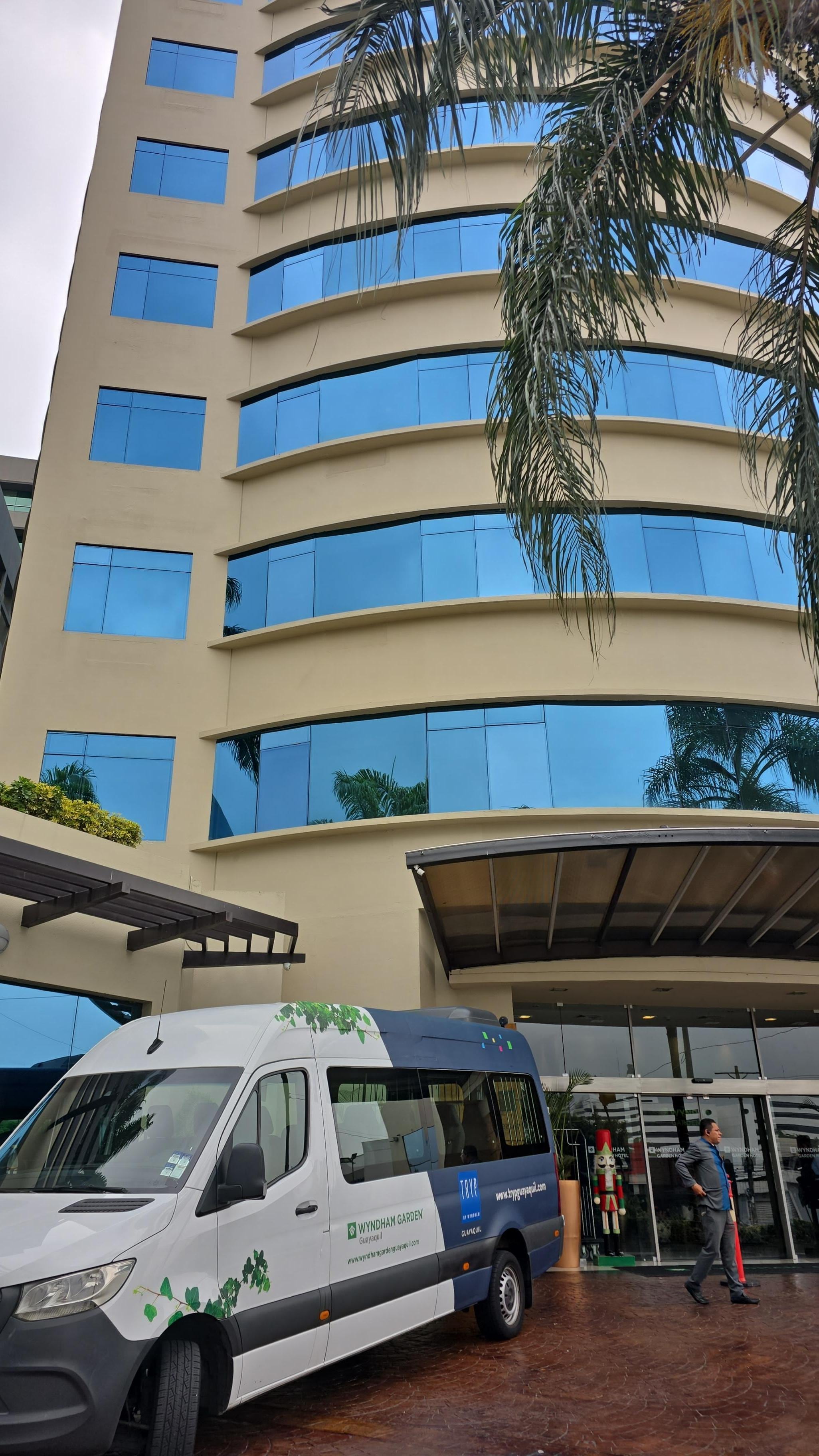 Incluido traslado desde y hacia al Aeropuerto.El chófer muy,muy Amable