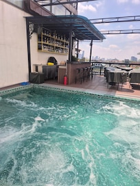 Rooftop pool & bar