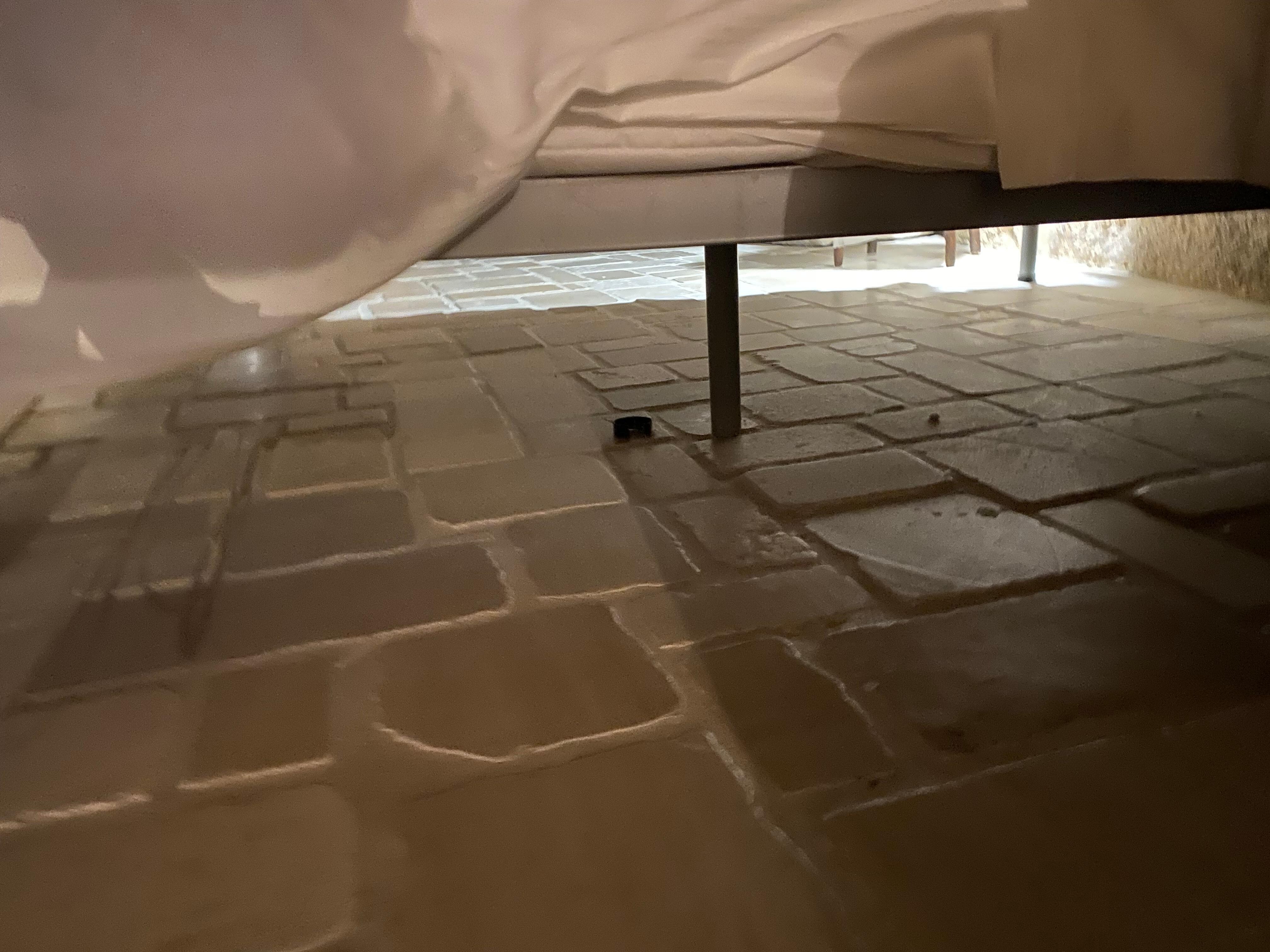 Debajo de la cama, una Pulsera negra de otro huésped que no
Limpiaron.