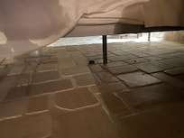 Debajo de la cama, una Pulsera negra de otro huésped que no
Limpiaron.