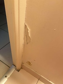 Dans les toilettes