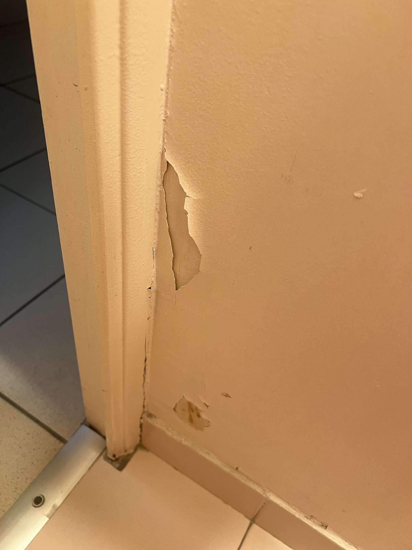 Dans les toilettes