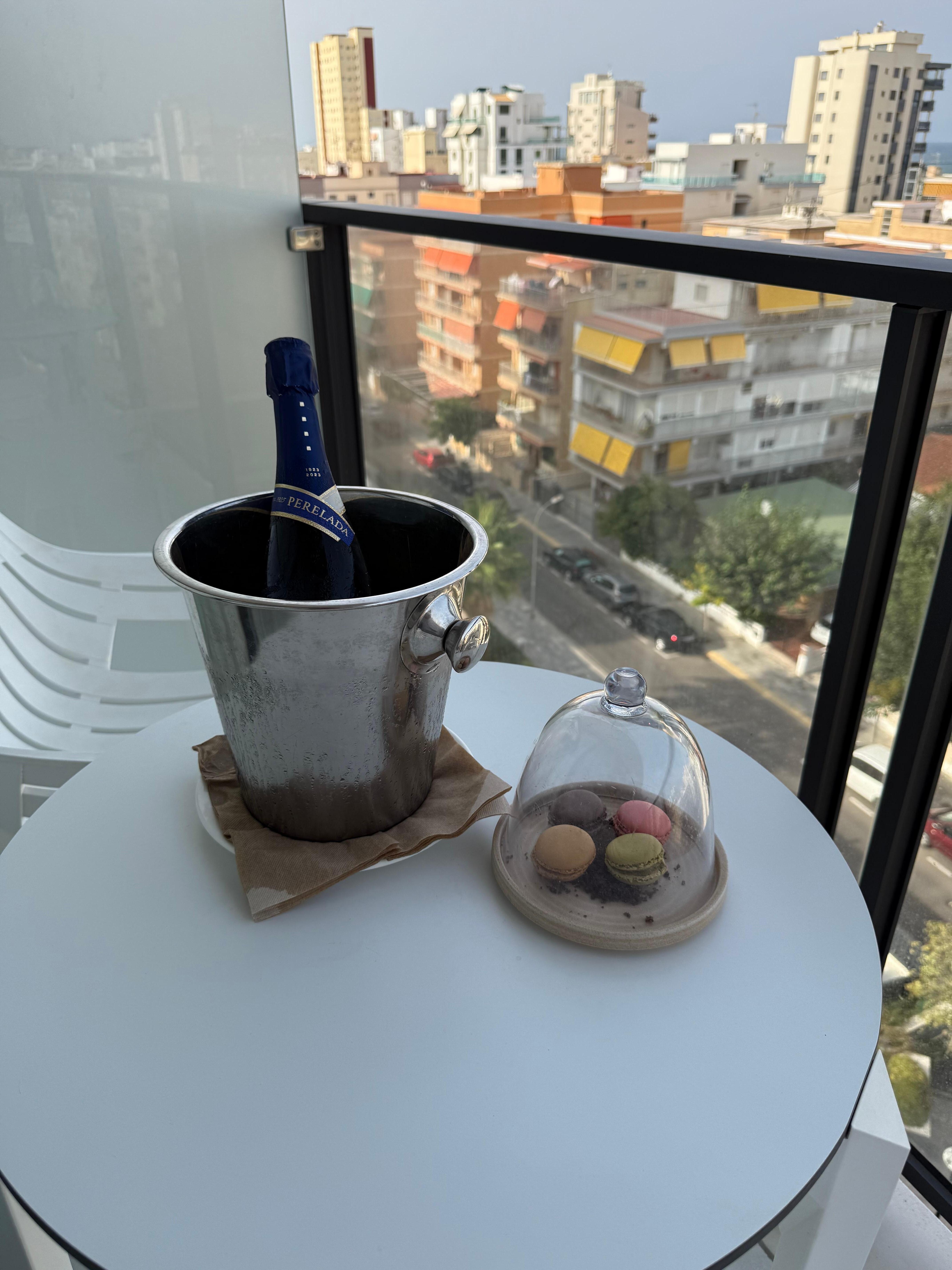 Hyggelig med cava og makroner i juniorsuiten. 