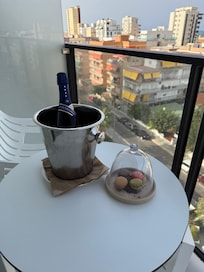 Hyggelig med cava og makroner i juniorsuiten.