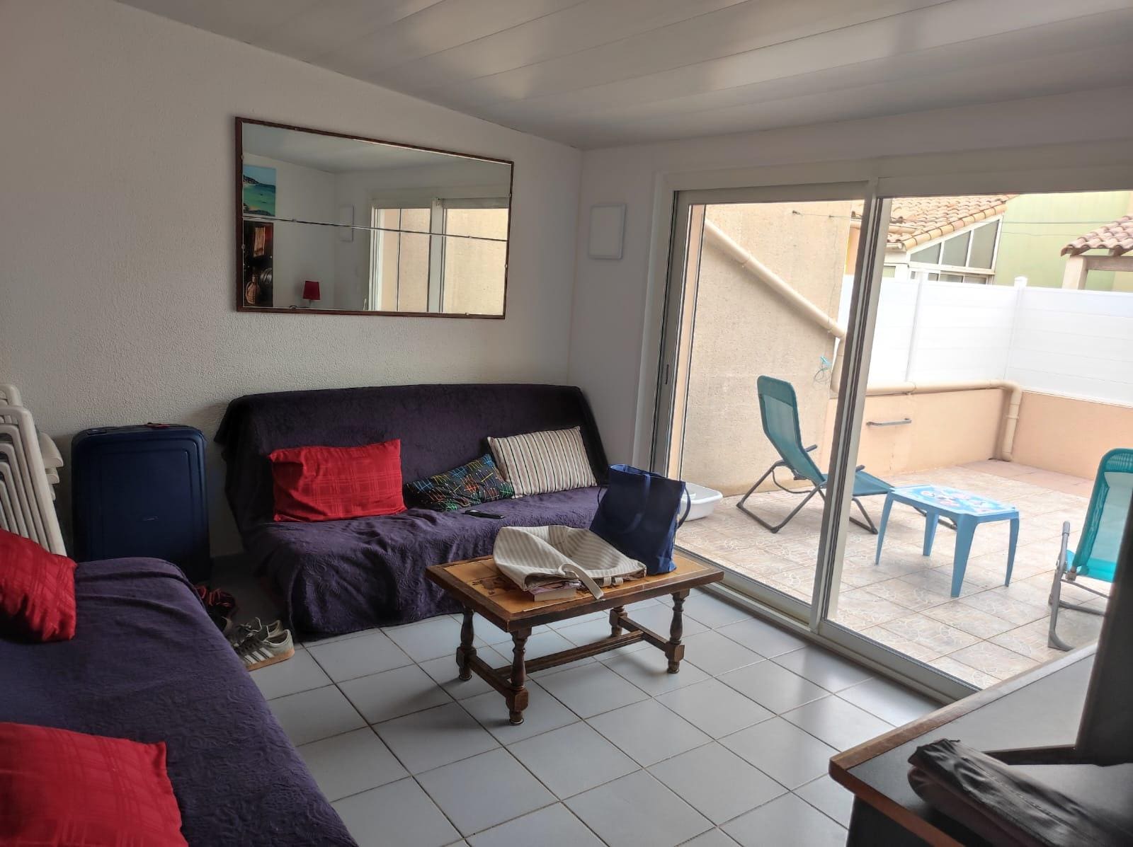 salon avec grande TV