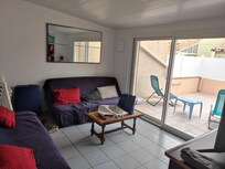 salon avec grande TV