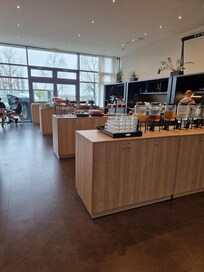 Das Frühstücks Buffet war sehr gut. Man wusste nie was man zuerst essen soll bei dieser grandiosen Auswahl. Und das Personal hat uns in ruhe essen lassen obwohl wir die letzten waren.