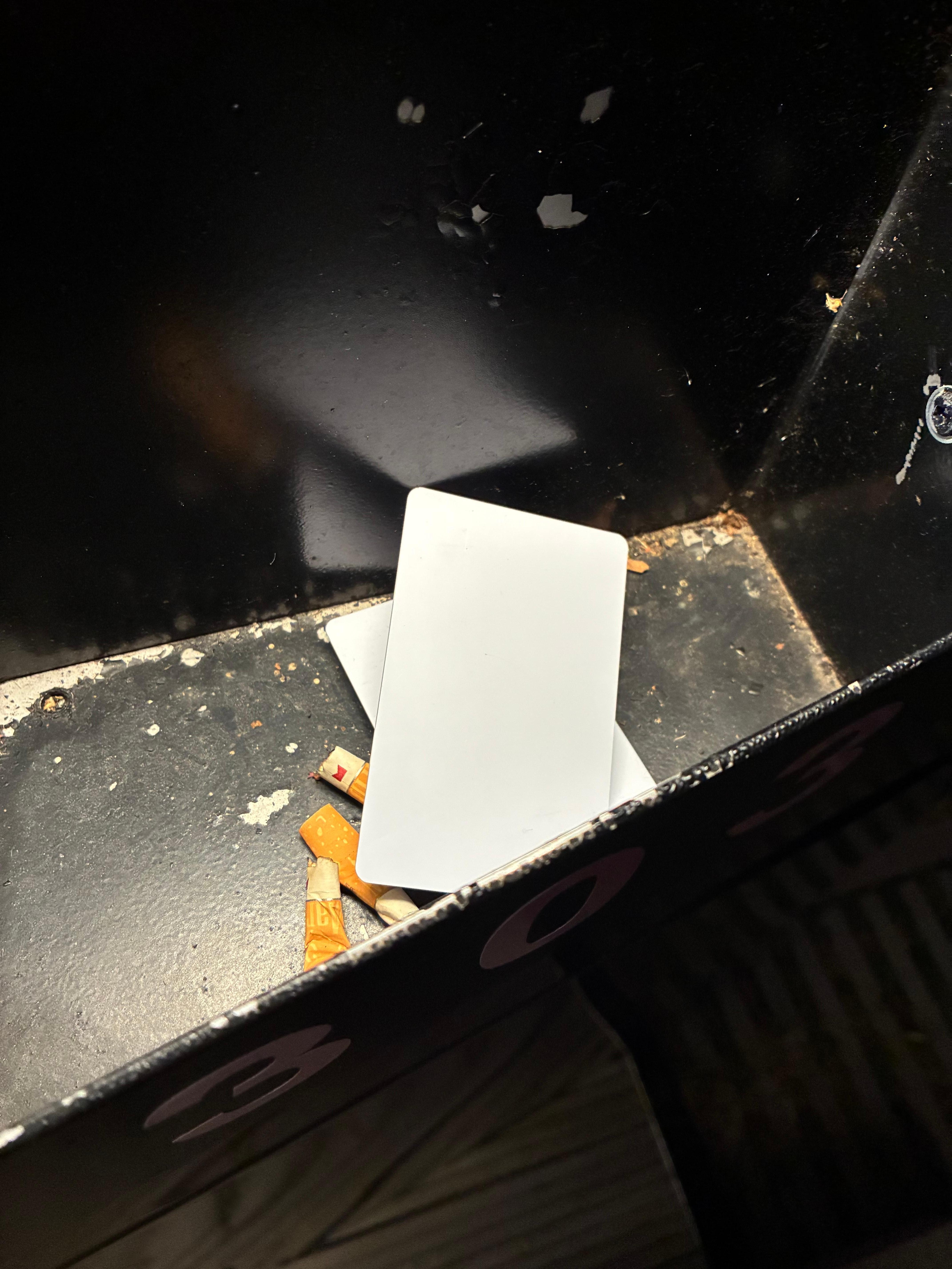 Boîte aux lettres non nettoyé avec des mégots et de vieilles cartes