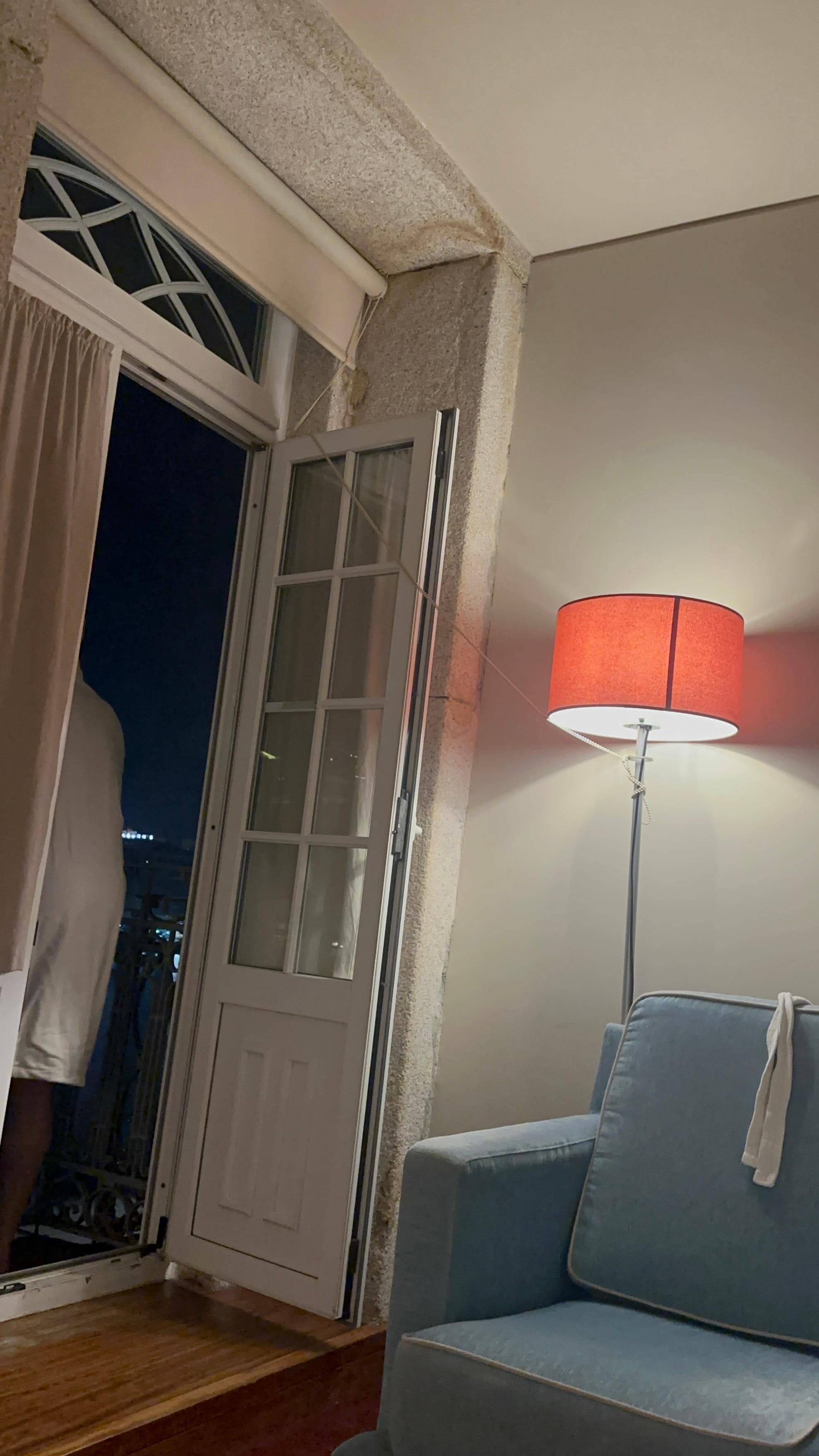 Ar condicionado sem
Funcionar e sem
Previsão para conserto. Após a reclamação a troca do quarto só foi
Possível
No dia seguinte. A maçaneta da porta não funcionou..mantivemos a
Porta aberta para ventilar o
Quarto. No dia seguinte logo ao
Amanhecer 