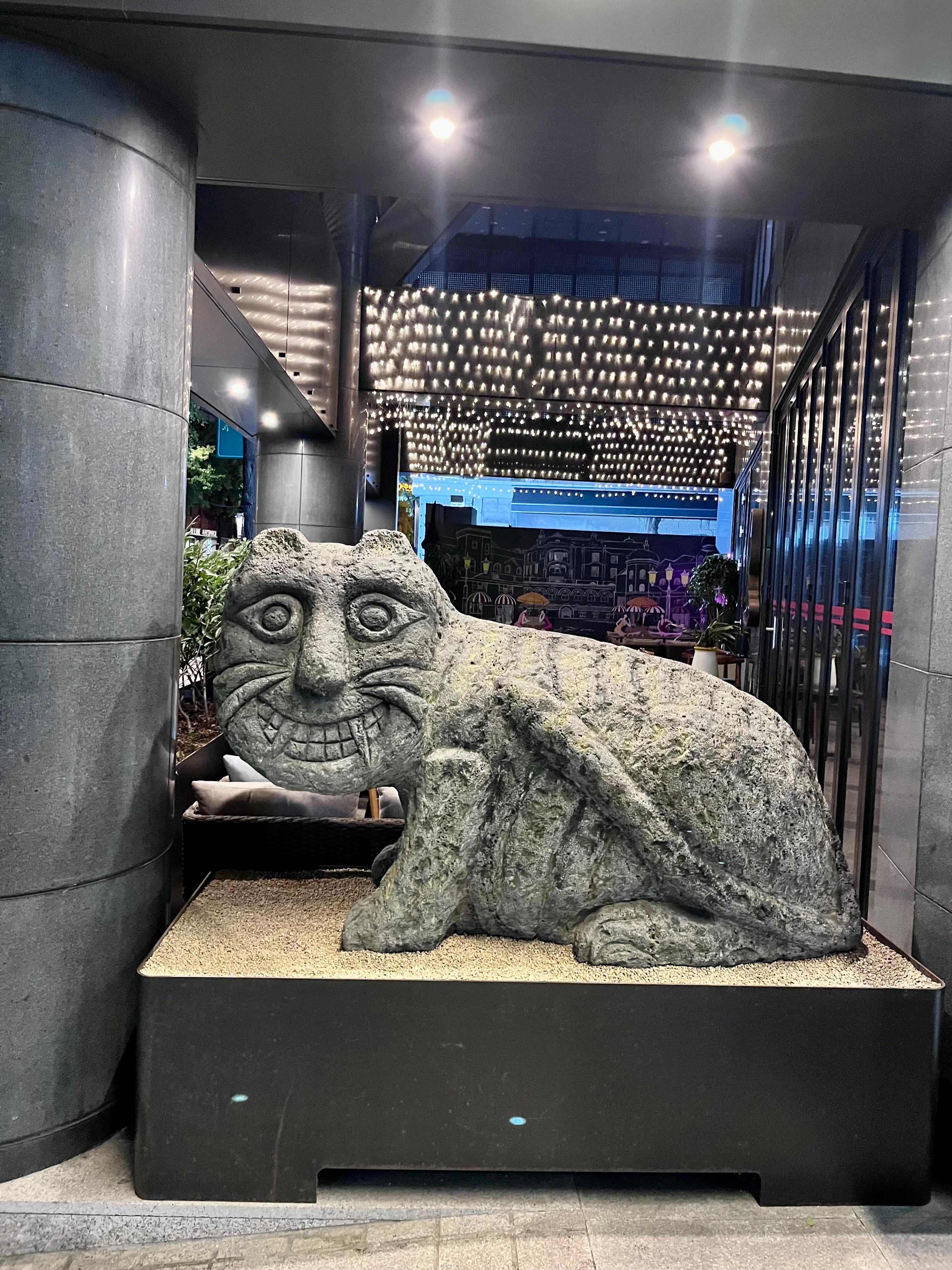 エントランスにあるオブジェ　ホテル自体が地下鉄駅の方から見るとすぐわかるのですがこのオブジェが目印です！