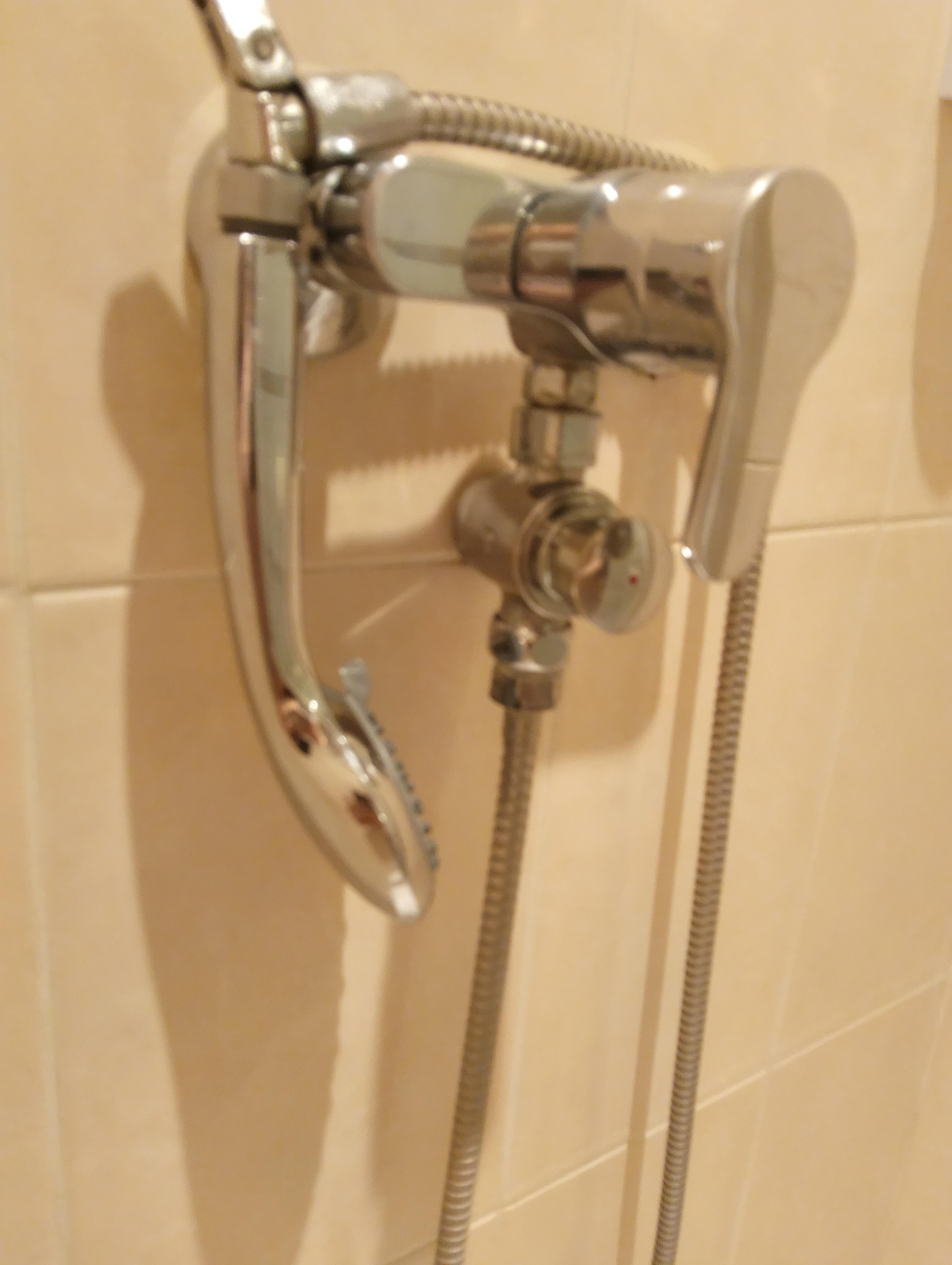 Le fameux bouton poussoir sur la douche