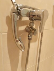 Le fameux bouton poussoir sur la douche