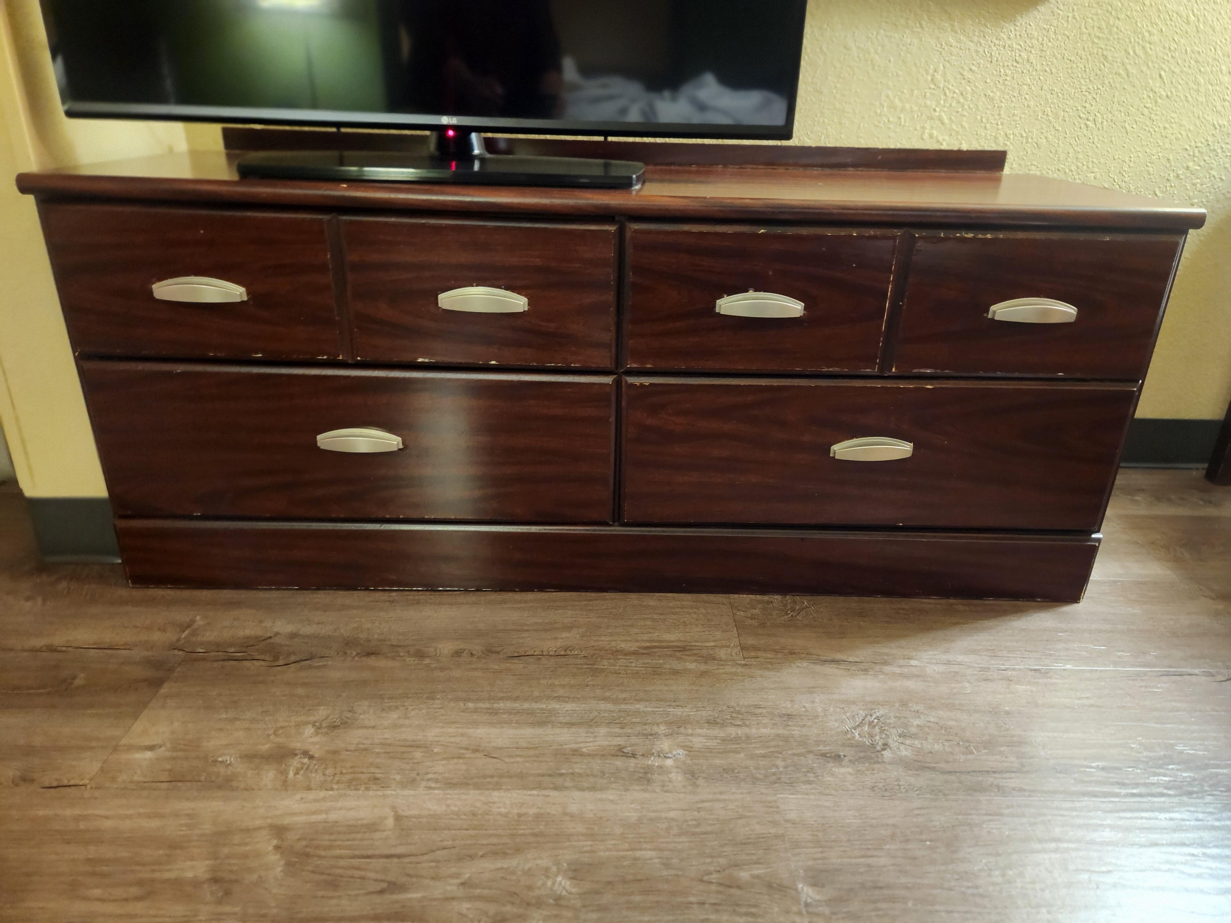Los muebles viejos y con rasguรฑos.