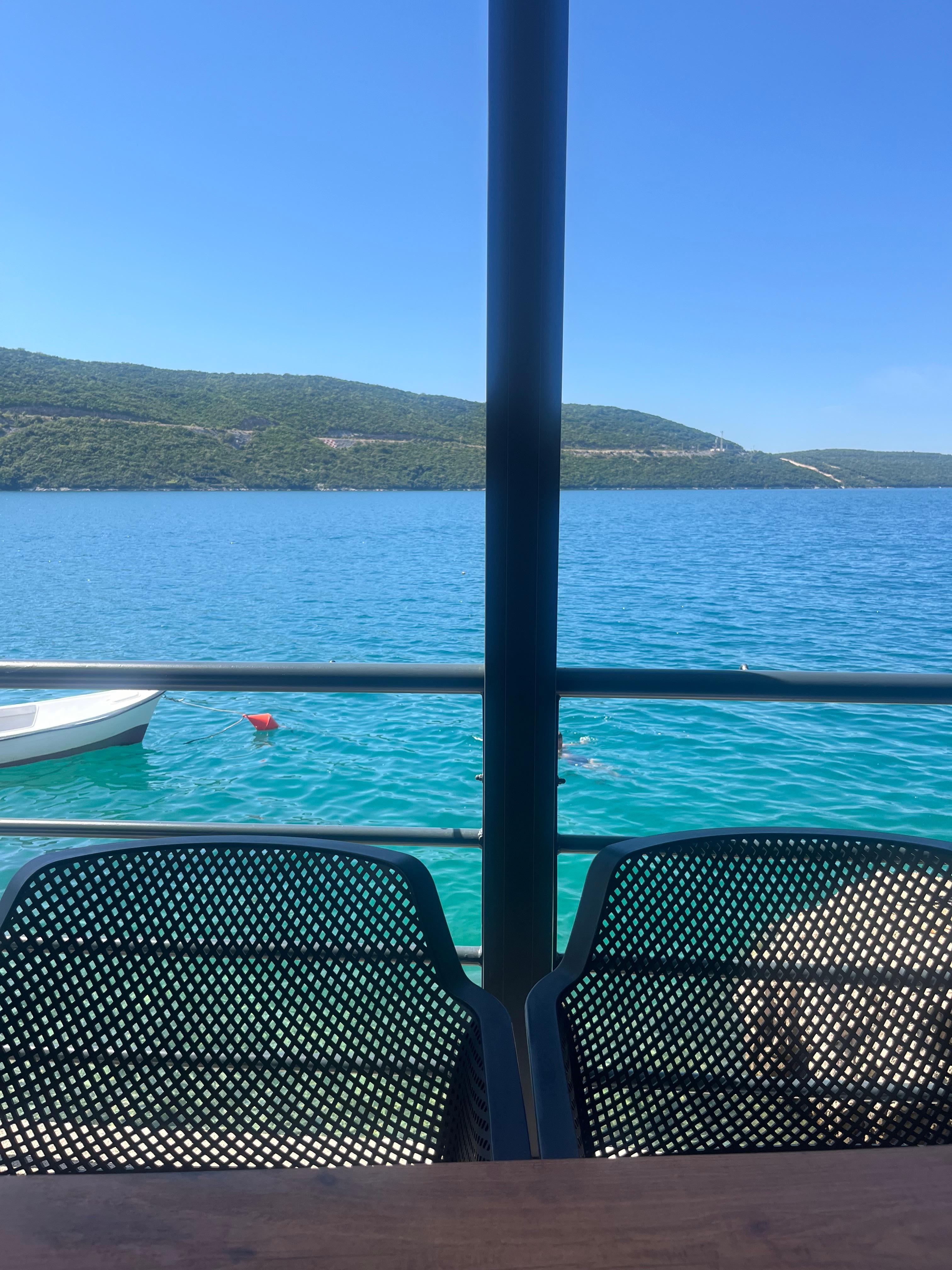 Promenadväg vid stranden med restaurang.