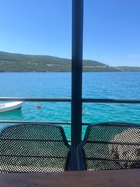 Promenadväg vid stranden med restaurang.