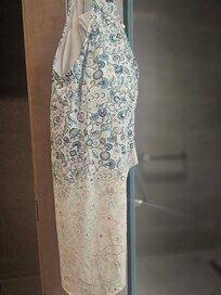 Maillot décolorés dans la piscine adulte (eau à la taille) en heure dans la piscine… Le chlore beaucoup trop fort, du jamais vu en vacances.