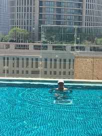 Piscina de borda infinita de bom tamanho