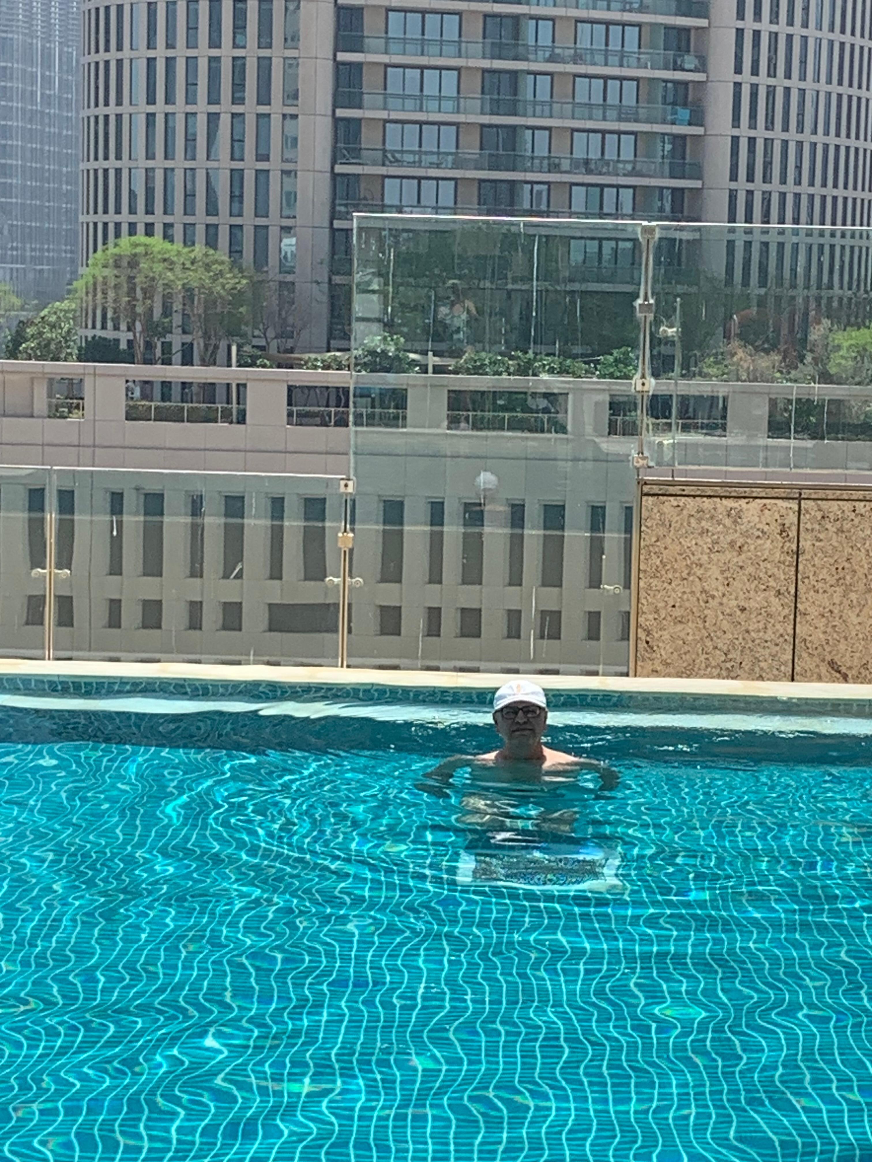 Piscina de borda infinita de bom tamanho