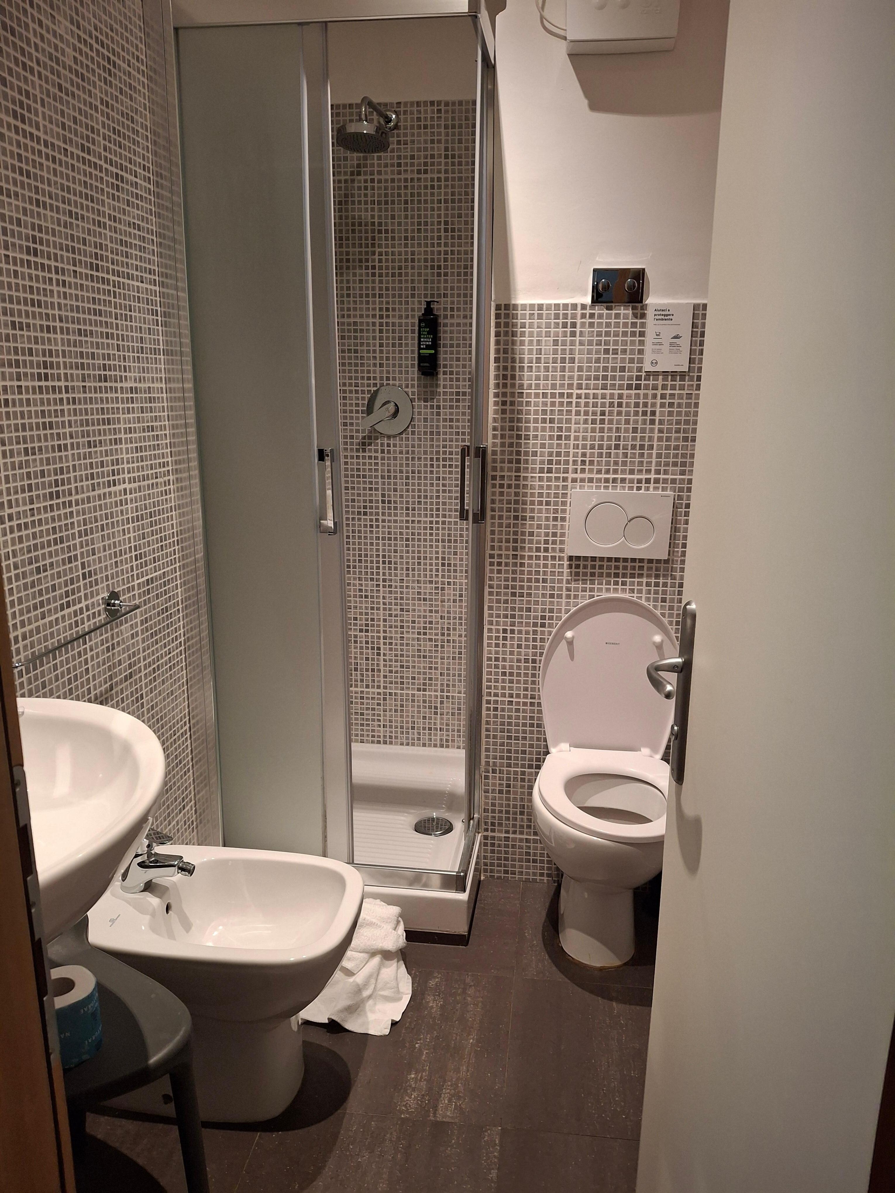 Salle de bain WC minuscule 