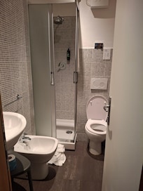 Salle de bain WC minuscule