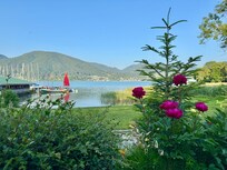 Blick vom Gartenrestaurant auf den Tegernsee