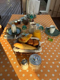 Petit déjeuner copieux et frais servi sur la terrasse