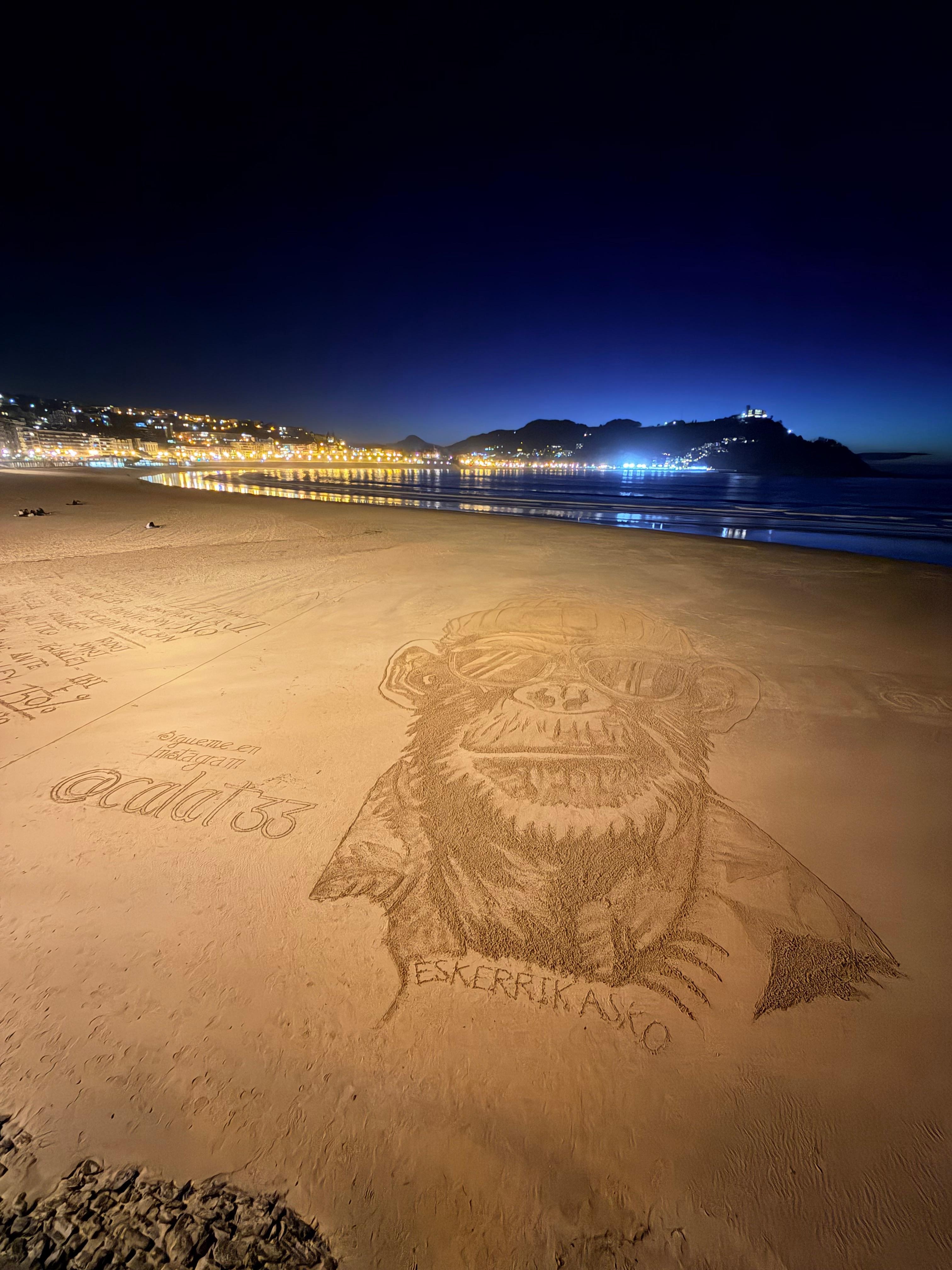 ビーチの夜景とアート