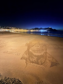 ビーチの夜景とアート