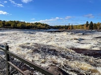 Petit sentier le long des chutes, magnifique panorama.
