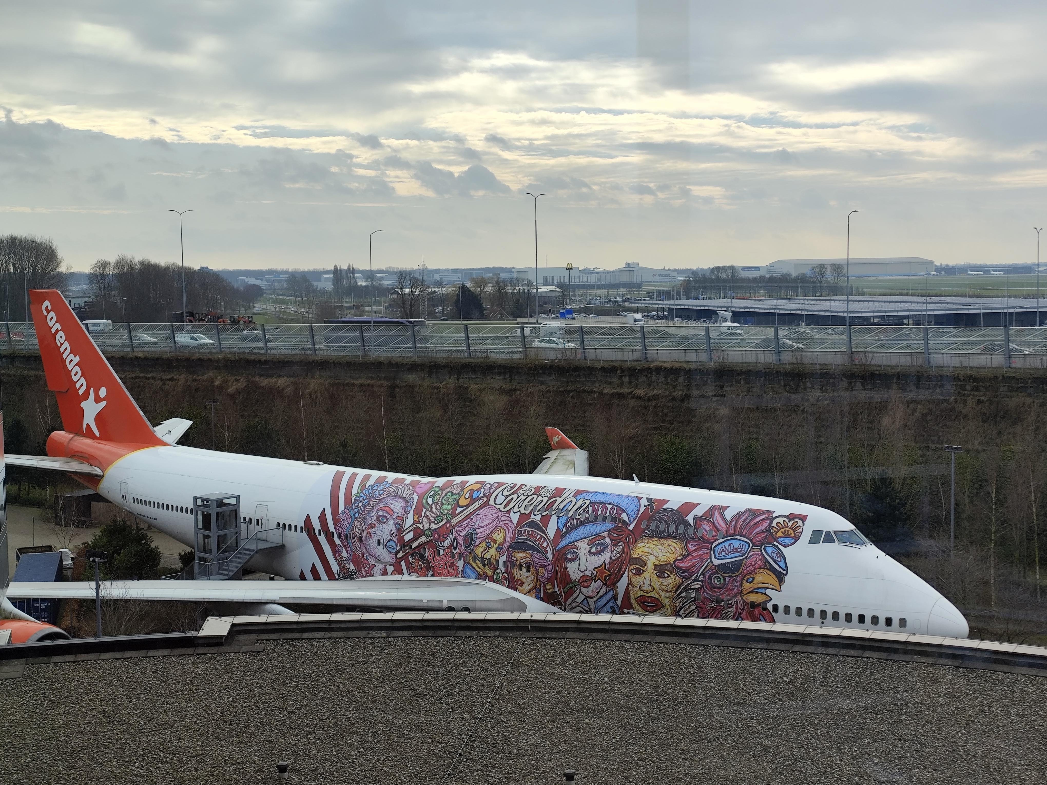 Boing 747 steht " im Garten" zur Besichtigung. Täglich um 11.00 Uhr für 3 Euro 