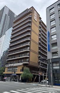 土佐堀通り沿いにあり、地下鉄御堂筋線淀屋橋駅、京阪線からも近くて利用しやすい