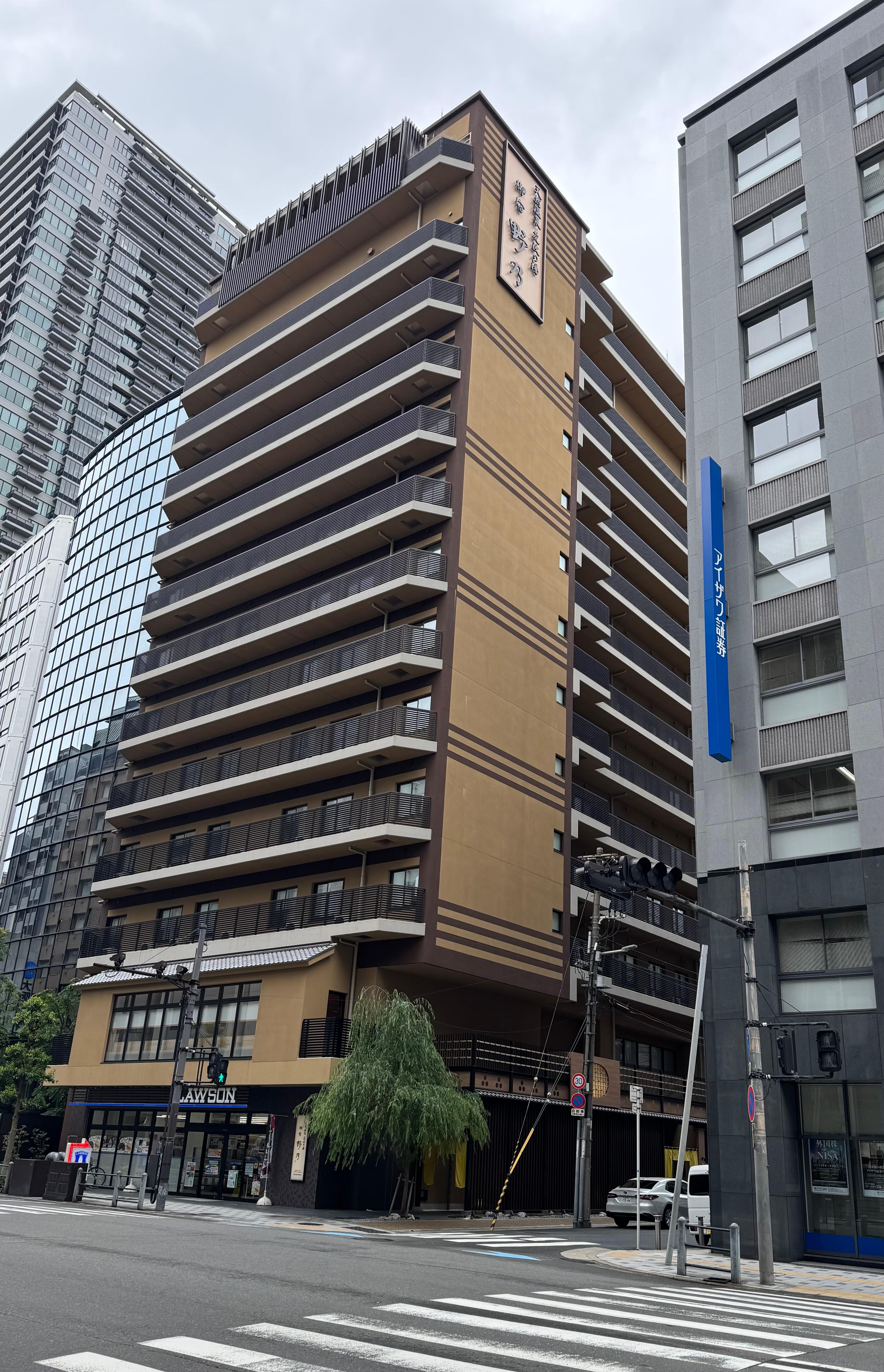 土佐堀通り沿いにあり、地下鉄御堂筋線淀屋橋駅、京阪線からも近くて利用しやすい