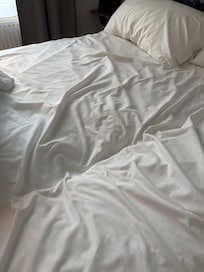 其中一邊床褥有損壞,不能同時訓二人