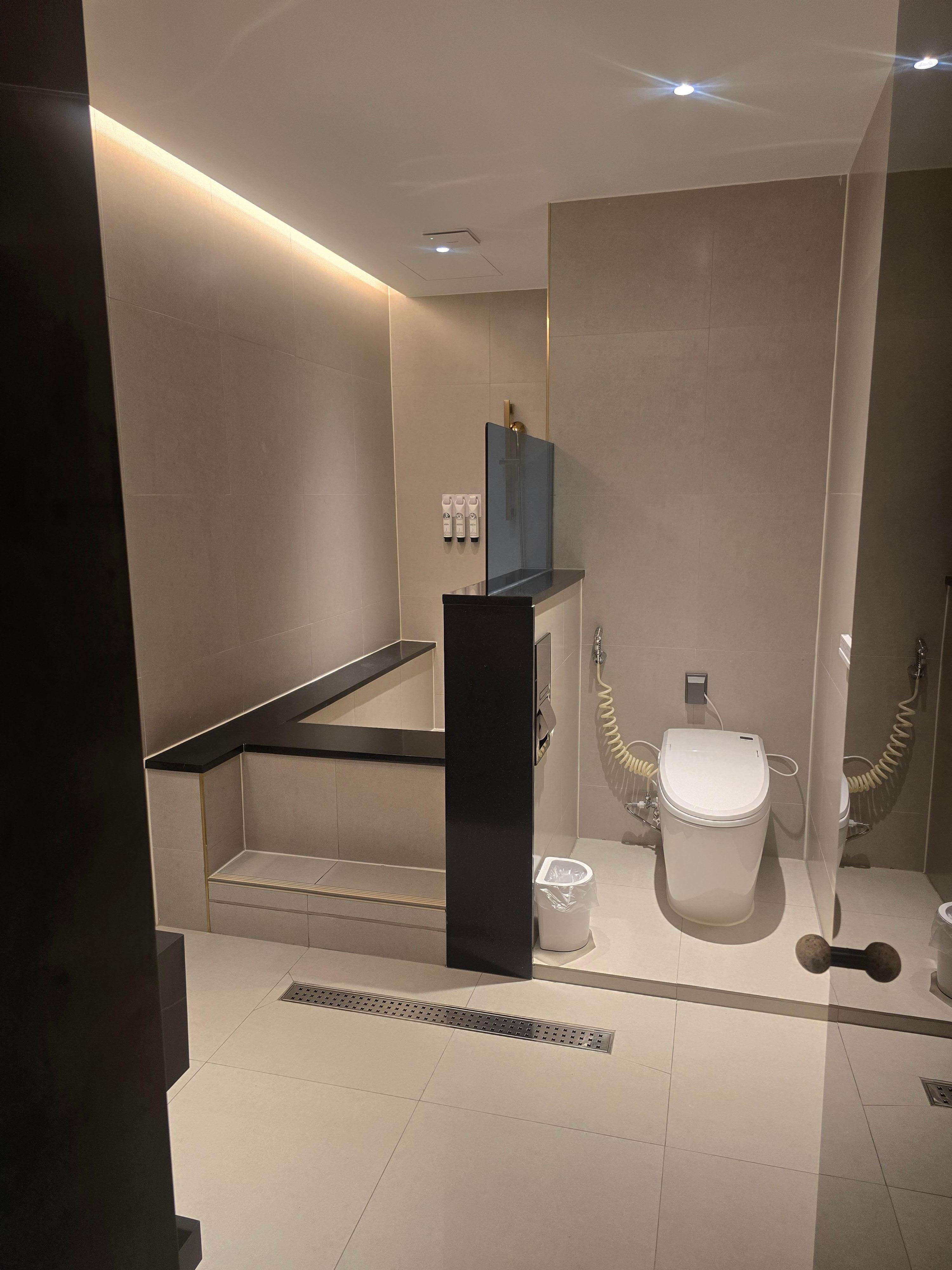 욕실에 자쿠지가 있지만 너무 커서 물을 받기에는 힘들 것 같아요ㅎㅎ